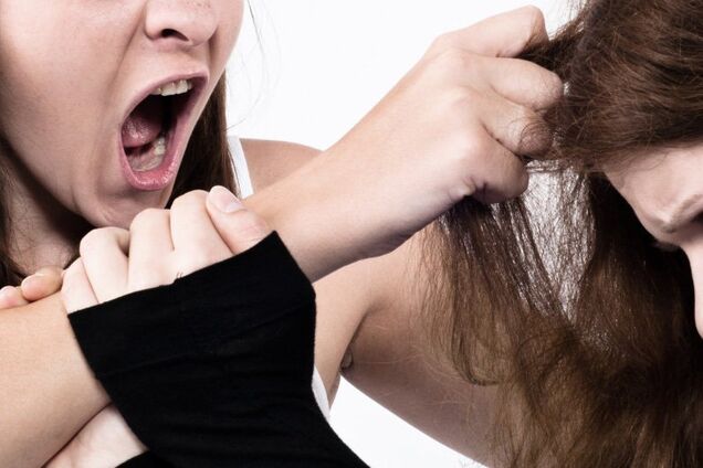 В Житомире школьницы избили сверстницу. Видео 18+