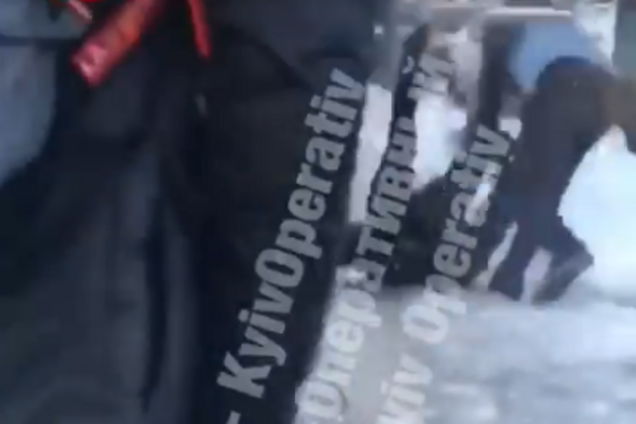 ''У него не было детства!'' Видео избиения подростка в Киеве вызвало бурные споры в сети