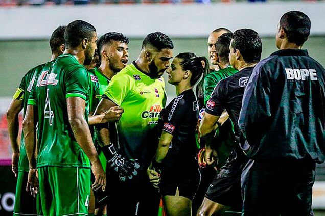 Хрупкая девушка-арбитр дала отпор напавшей толпе разъяренных футболистов