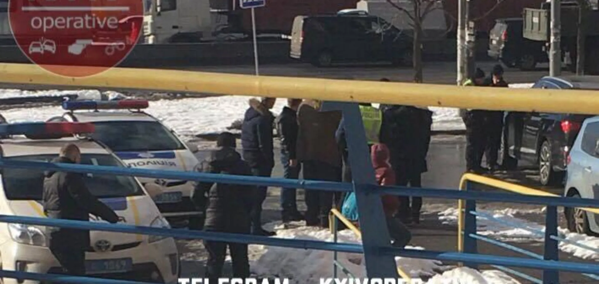 ''Угрожали оружием, отбирали авто'': в Киеве возле банка напали на мужчину