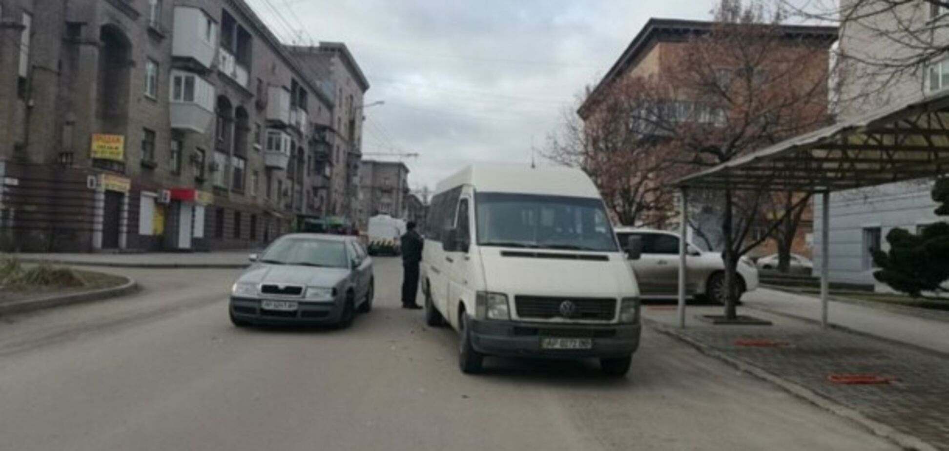 В Запорожье Skoda врезалась в маршрутку