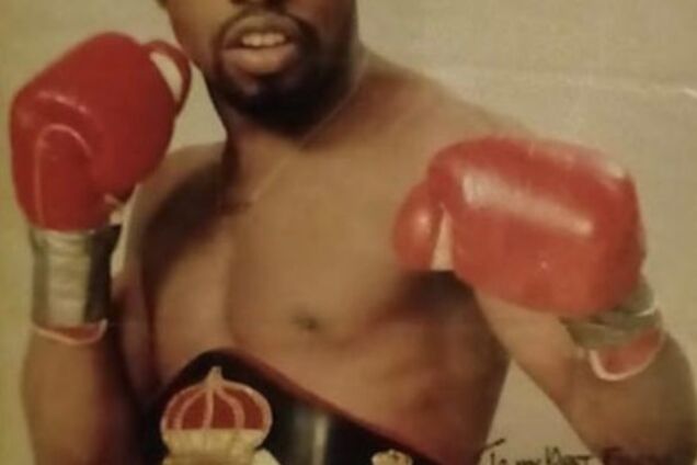 Легендарный боксер, победивший Мейвезера, скончался после инсульта