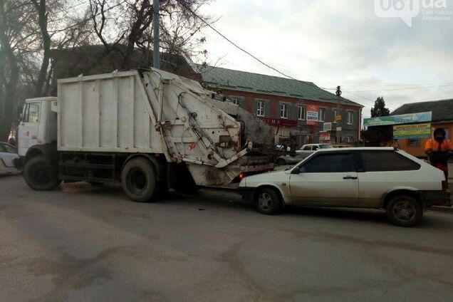 В Запорожье мусоровоз неудачно сдал назад и врезался в ВАЗ