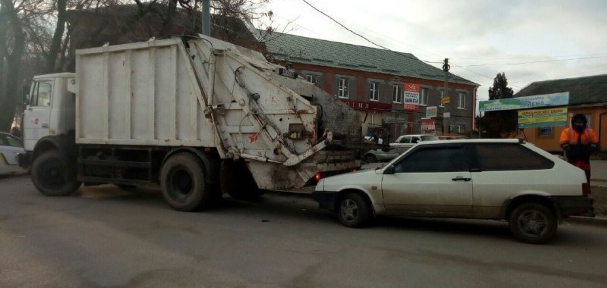 В Запорожье мусоровоз неудачно сдал назад и врезался в ВАЗ