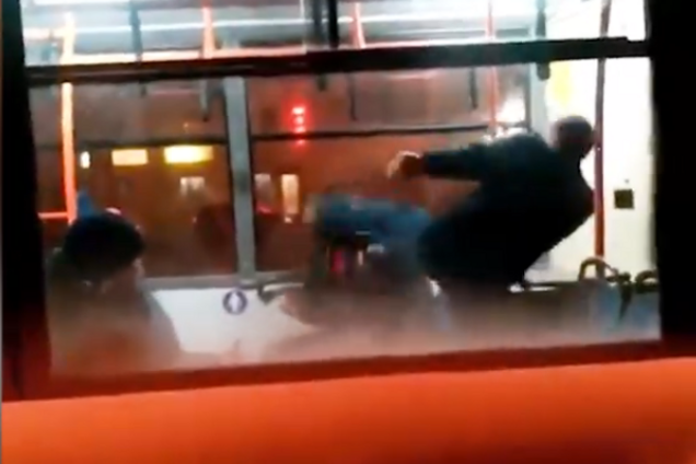 ''Добивав'' на вулиці: в Одесі водій тролейбуса жорстоко побив пасажира. Відео 18+