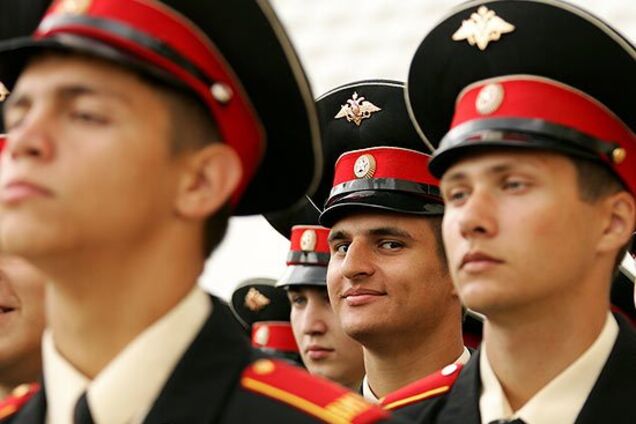 'Ждем, когда умрем': черви съели легкие суворовцев, скандал в России развивается