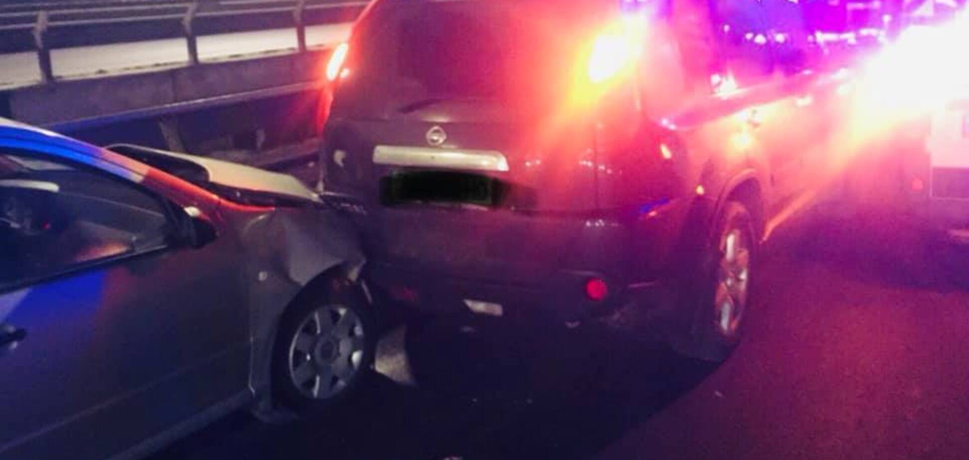 У Києві патрульну затиснуло між авто: з'явилися нові деталі ДТП