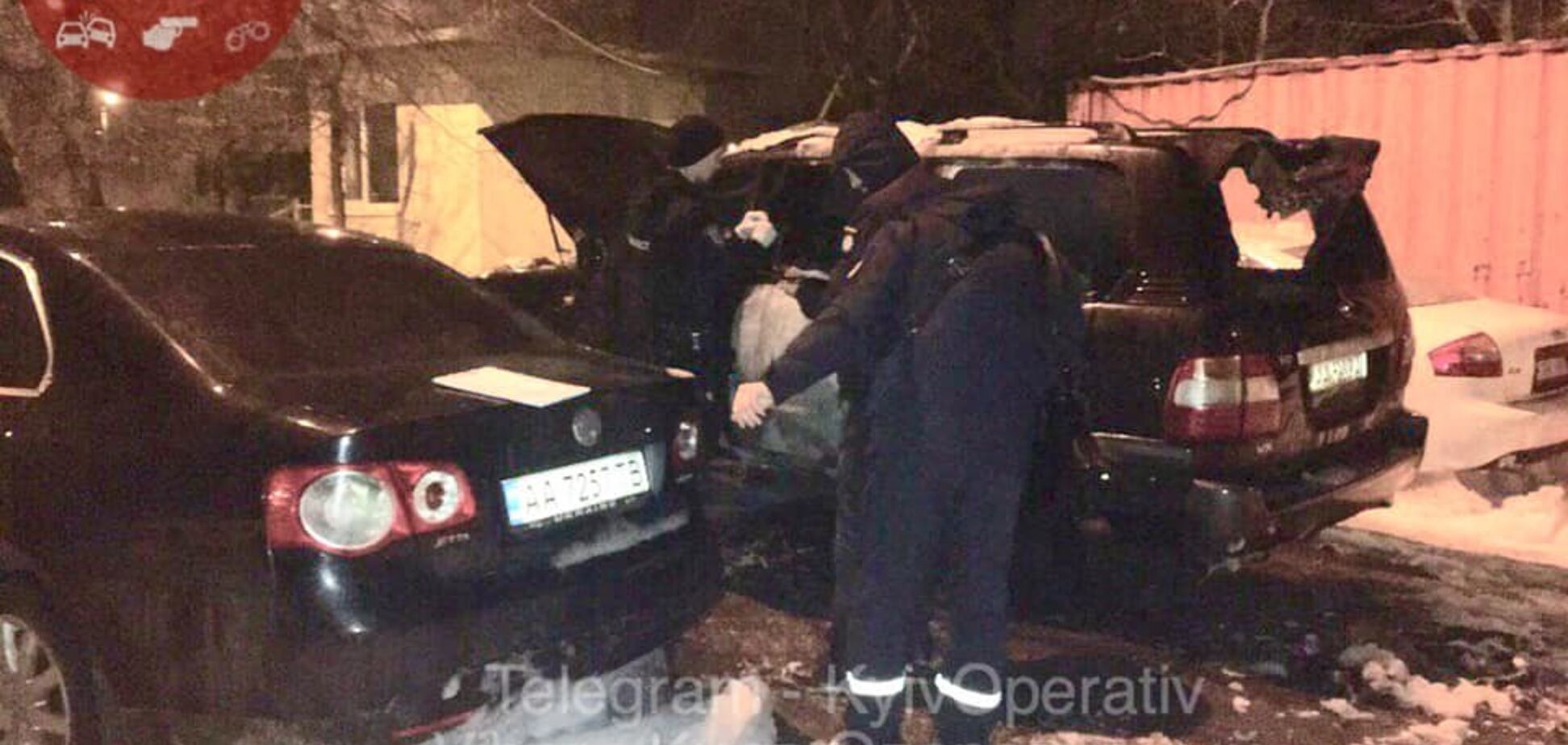 Бросили ''коктейль Молотова'': в Киеве неизвестные подожгли парковку авто