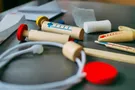 Клоуны в штате, запрет на солярий и другие особенности медобслуживания в Латвии