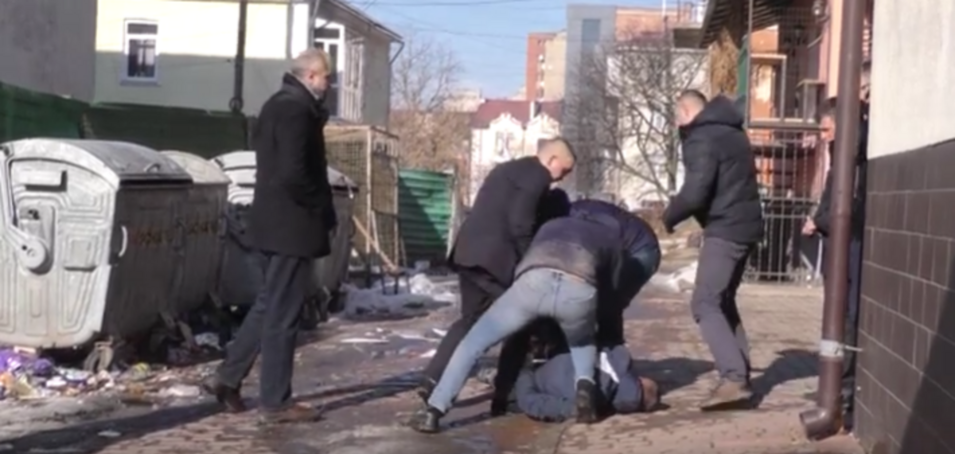 На Прикарпатье обстреляли офис радиостанции: ранен полицейский