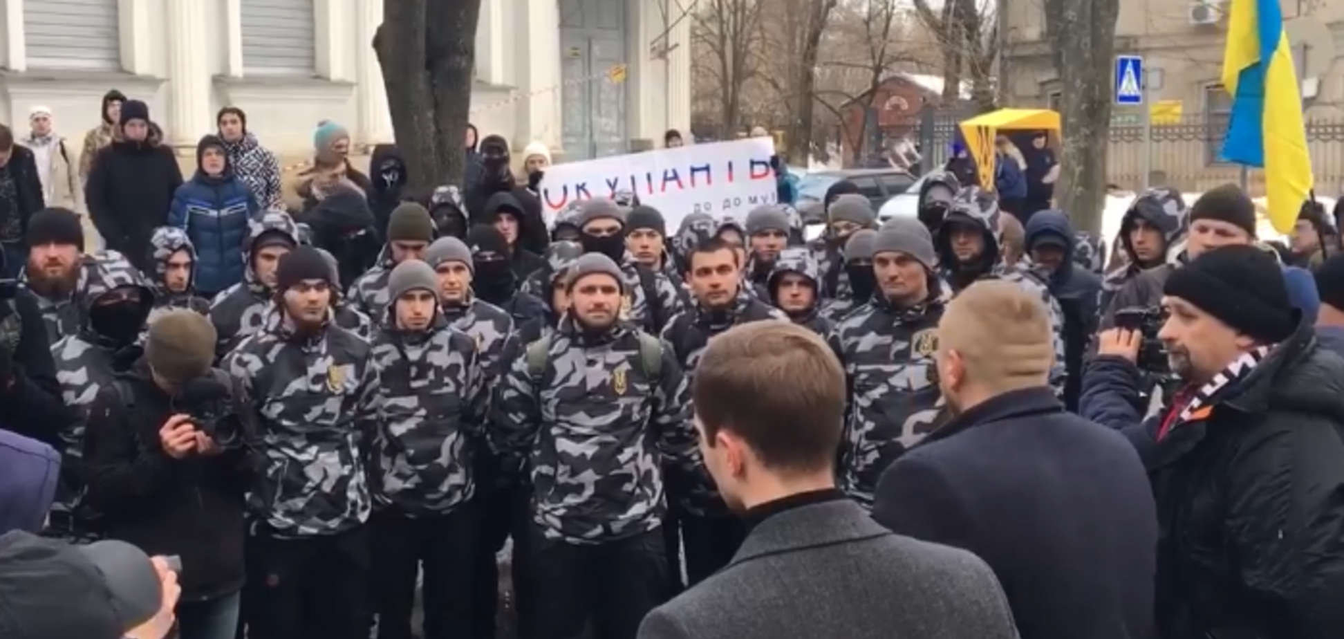 ''Окупанти, забирайтеся!'' Генконсульство Росії в Харкові закидали зеленкою і яйцями: відео