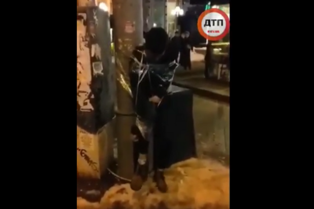 На Майдані прив'язали до стовпа ''наркоторговця'': опубліковано відео
