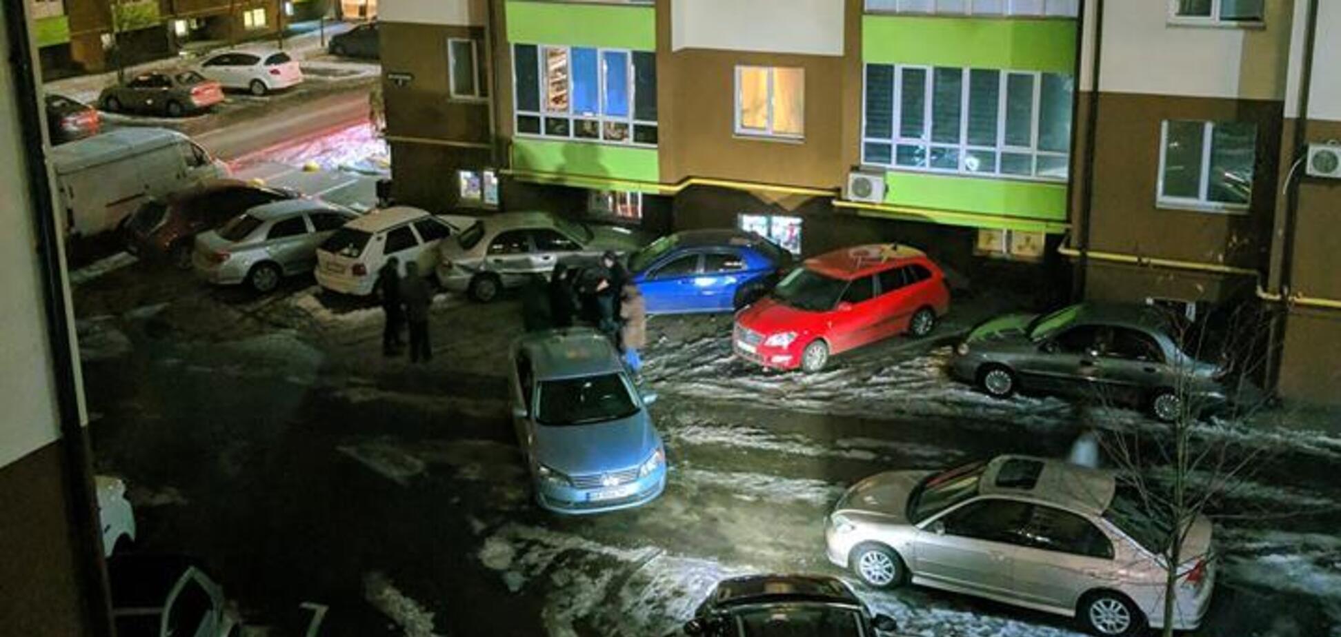 'Это страйк!' В Киеве девушка, паркуясь, разгромила четыре авто 