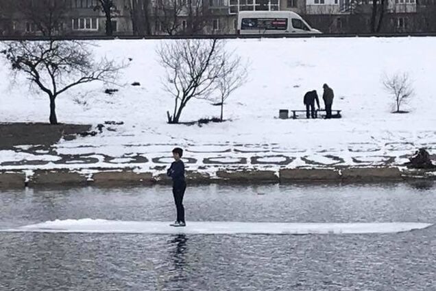 Плыл на льдине без куртки: в Киеве спасли замерзающего ребенка. Фото и видео