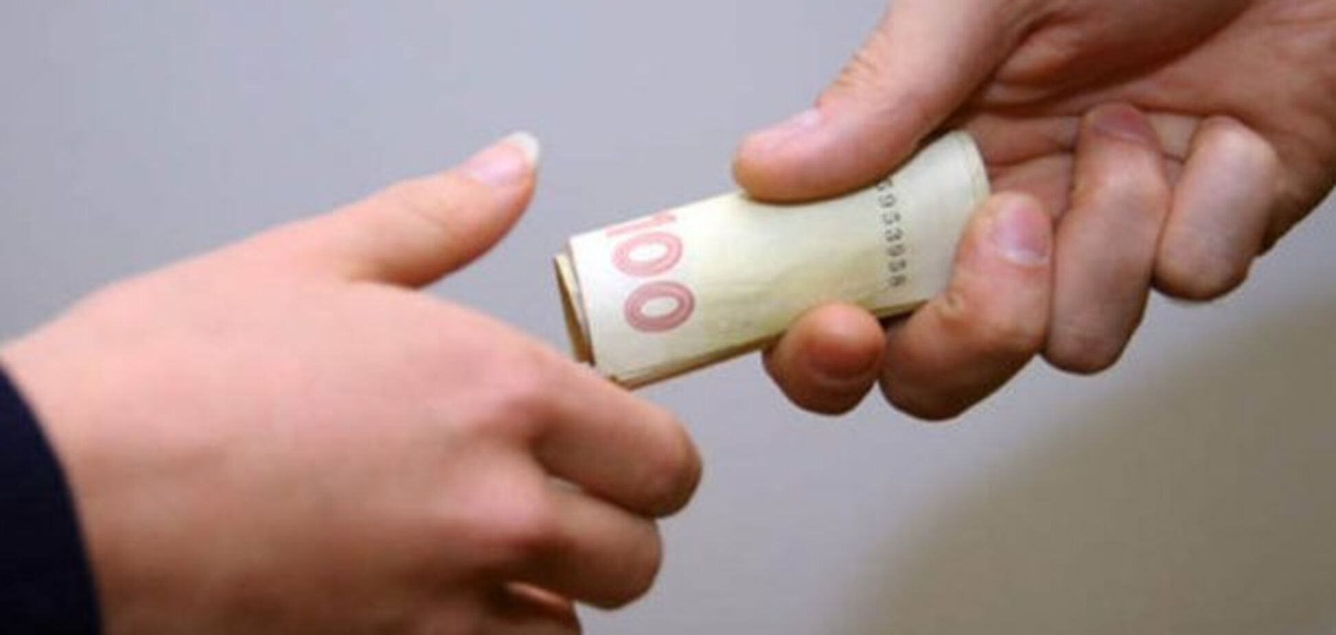 Орудували в барі: в Дніпрі поліція завела справу за скупку голосів. Відеофакт