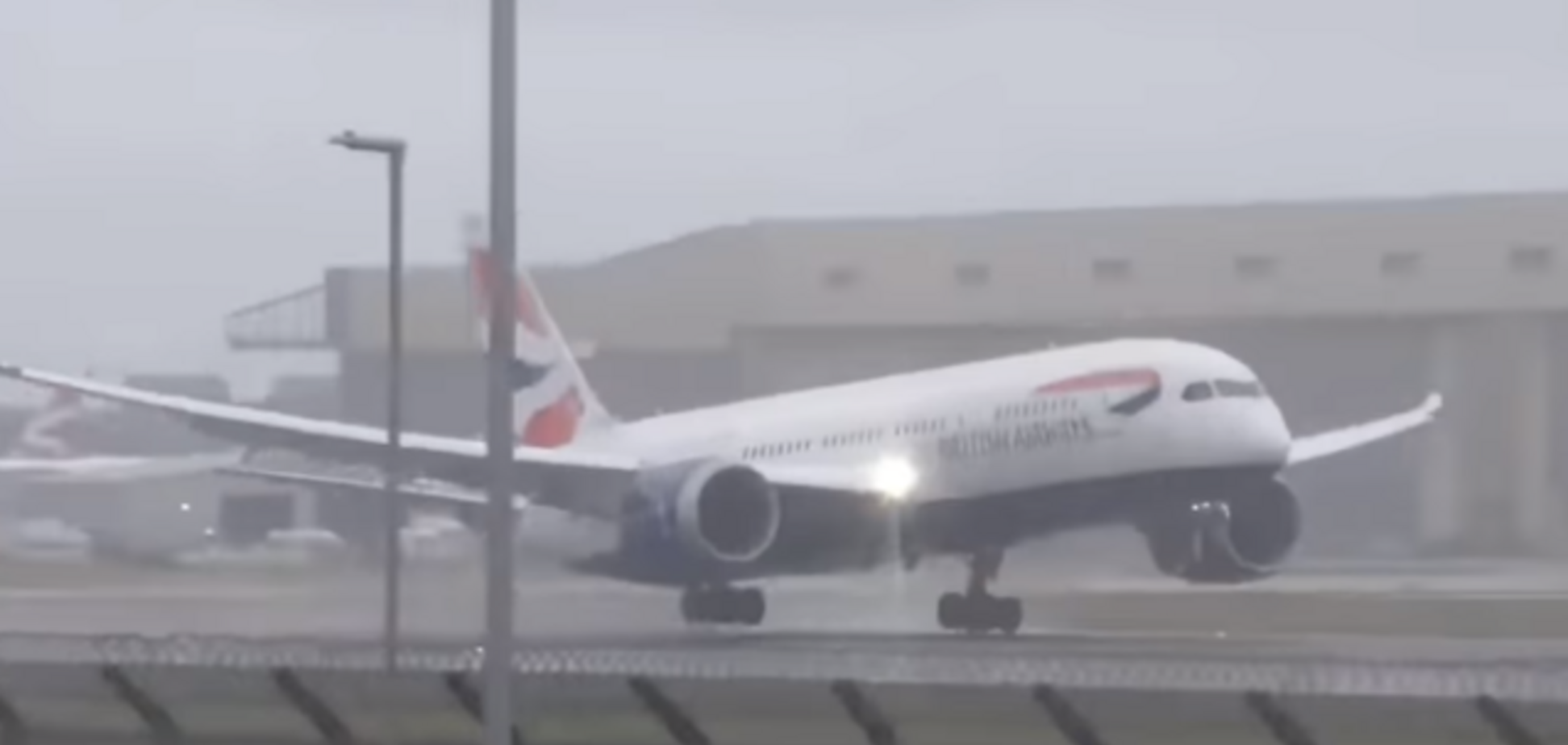 В Британии жуткое ЧП с пассажирским самолетом попало на видео