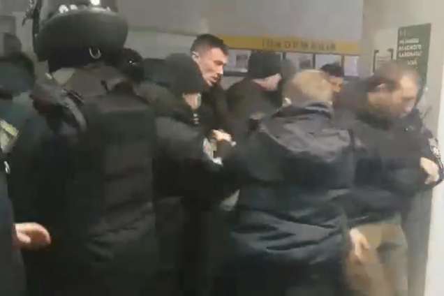 ''Це 2019 рік, а не 2013'': жорстка сутичка радикалів із поліцією в Києві шокувала мережу. Відео