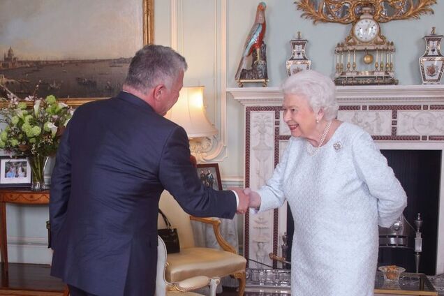 Рука вся посинела: королева Елизавета напугала британцев болезненным видом