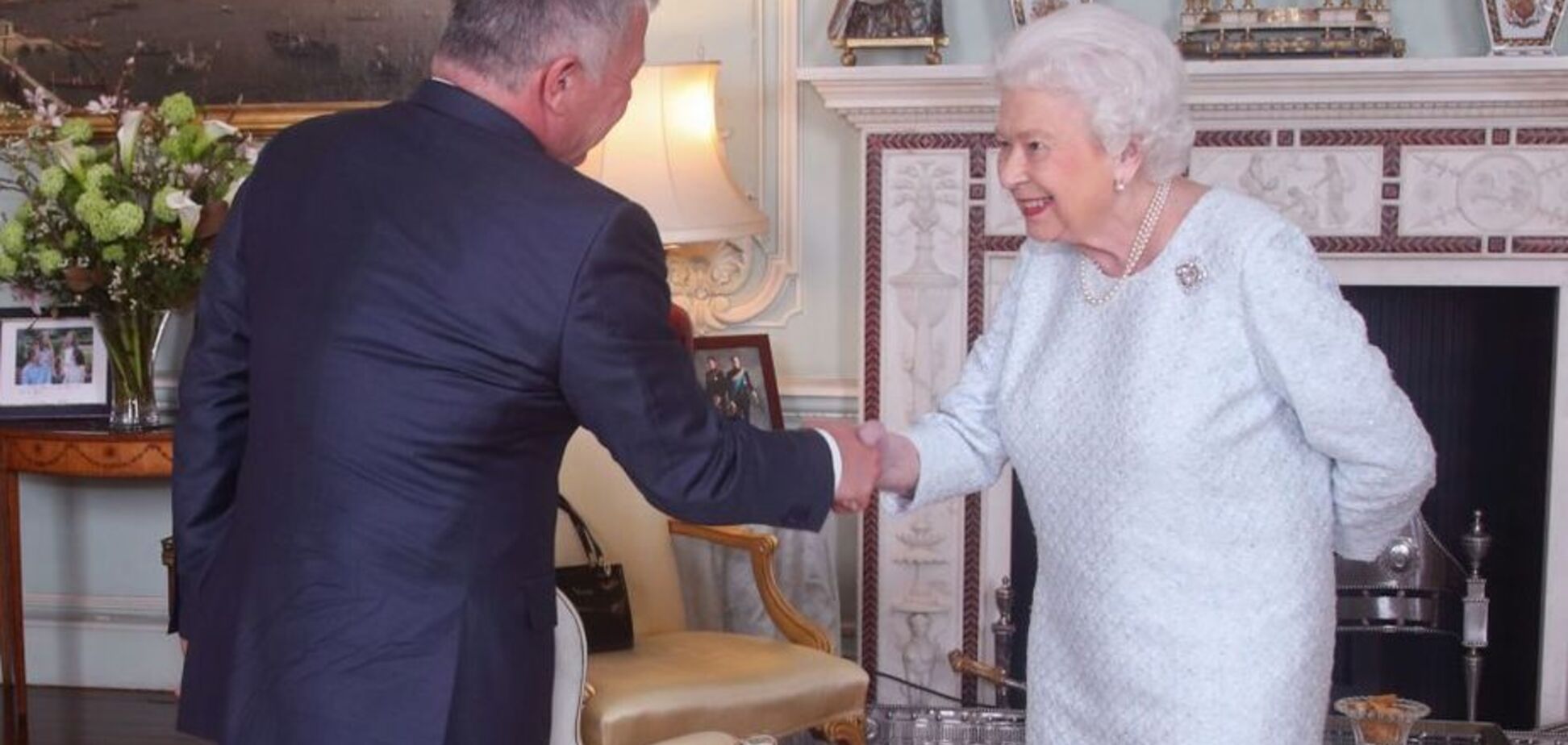 Рука вся посинела: королева Елизавета напугала британцев  болезненным видом