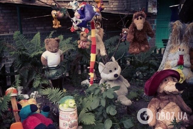 ''Как фильм ужасов'': в Киеве во дворе дома появилось необычное 'кладбище'