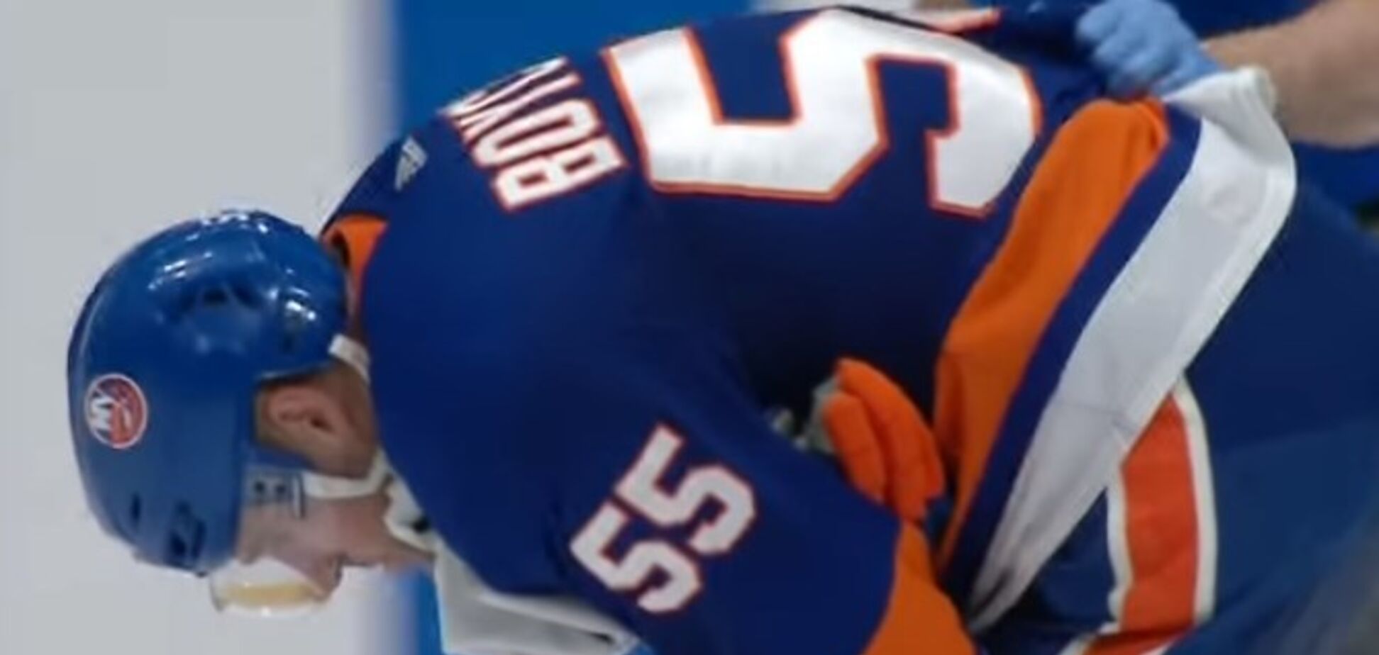 Коньком по горлу: в матче НХЛ произошло шокирующее ЧП – видео 18+