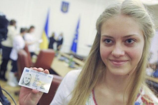 Закордонний паспорт не потрібен! Українцям спростили поїздки до ще однієї країни