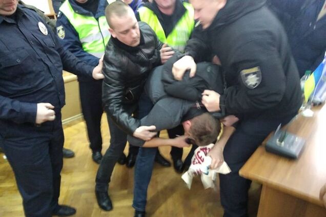 'Ганьба!' У Херсоні відбулися масові бійки через вулицю Гандзюк