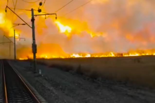 Моторошні язики полум'я: в Росії потяг ледь прорвався крізь стіну диму. Відео з Армагеддону