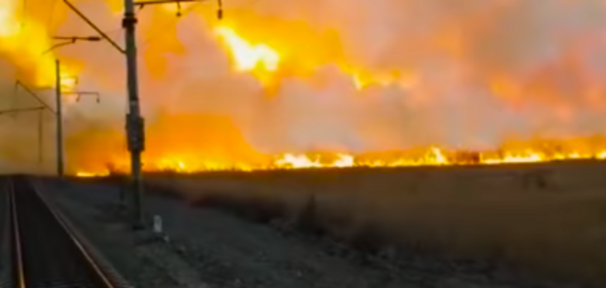 Жуткие языки пламени: в России поезд едва прорвался через стену из дыма. Видео из Армагеддона