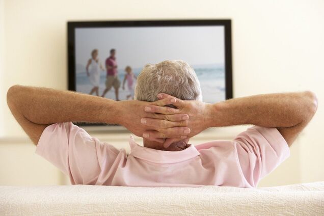 Пожилым людям опасно смотреть телевизор: названа причина 