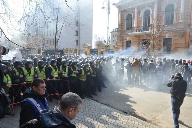 Нацкорпус й протести: як Україну розхитують перед виборами