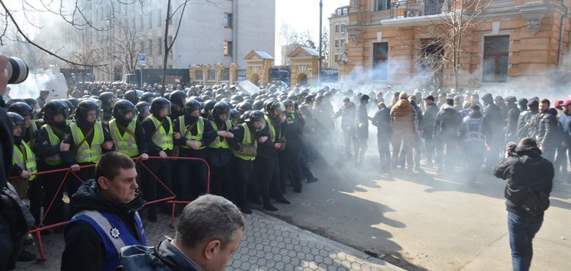 Нацкорпус и протесты: как Украину расшатывают перед выборами