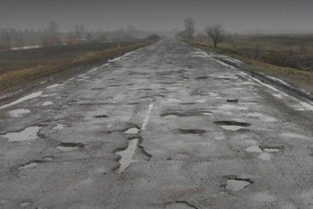 'Чудові дороги!' Український заступник міністра потрапив у яму і вилетів у кювет