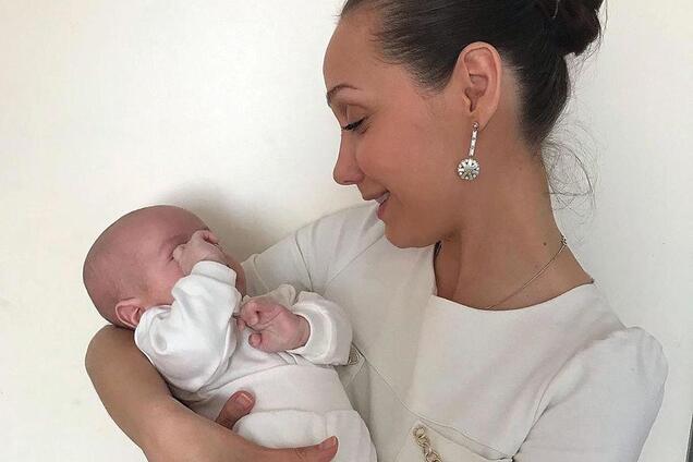 ''Мій синочок'': співачка Євгенія Власова спантеличила знімком з новонародженою дитиною