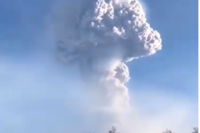 Стовпи попелу у кілька кілометрів: у Росії 'прокинувся' потужний вулкан