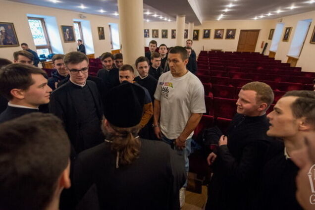 Усик пришел к священникам и рассказал, когда нужно бить людей