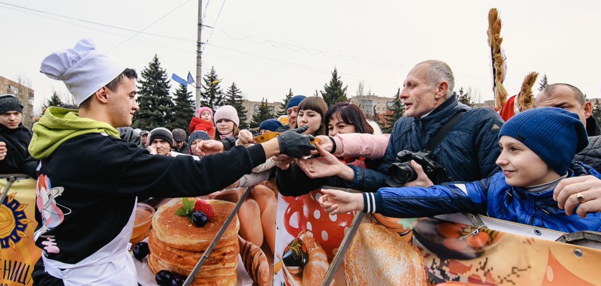 На Донбассе встретили весну и испекли рекордный трехметровый блин