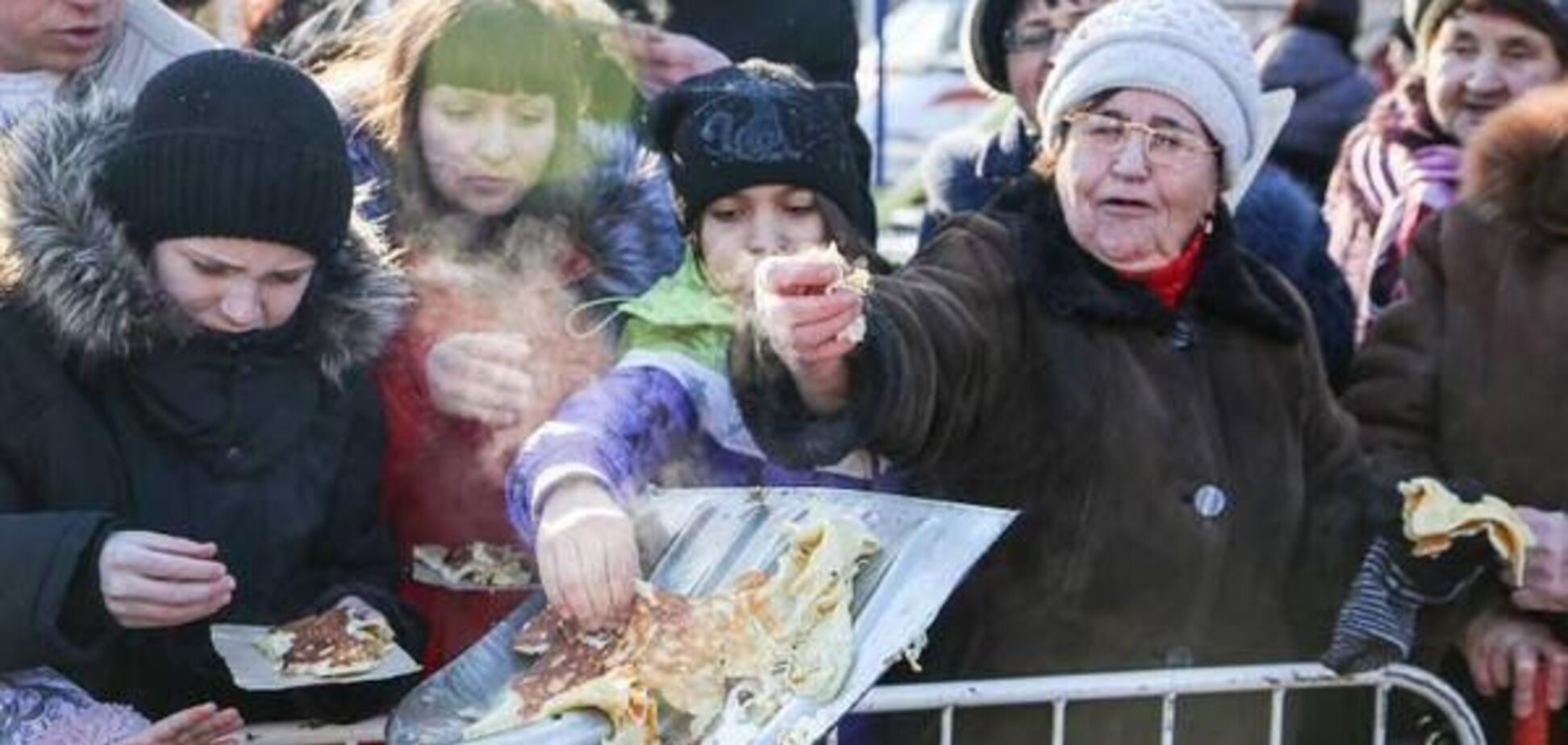 'Нате, подавитесь, собаки': в России придумали новое унижение с блинами. Видеофакт