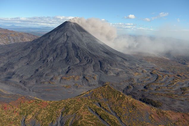 Извергается 23 года: в России еще один вулкан выбросил километры пепла