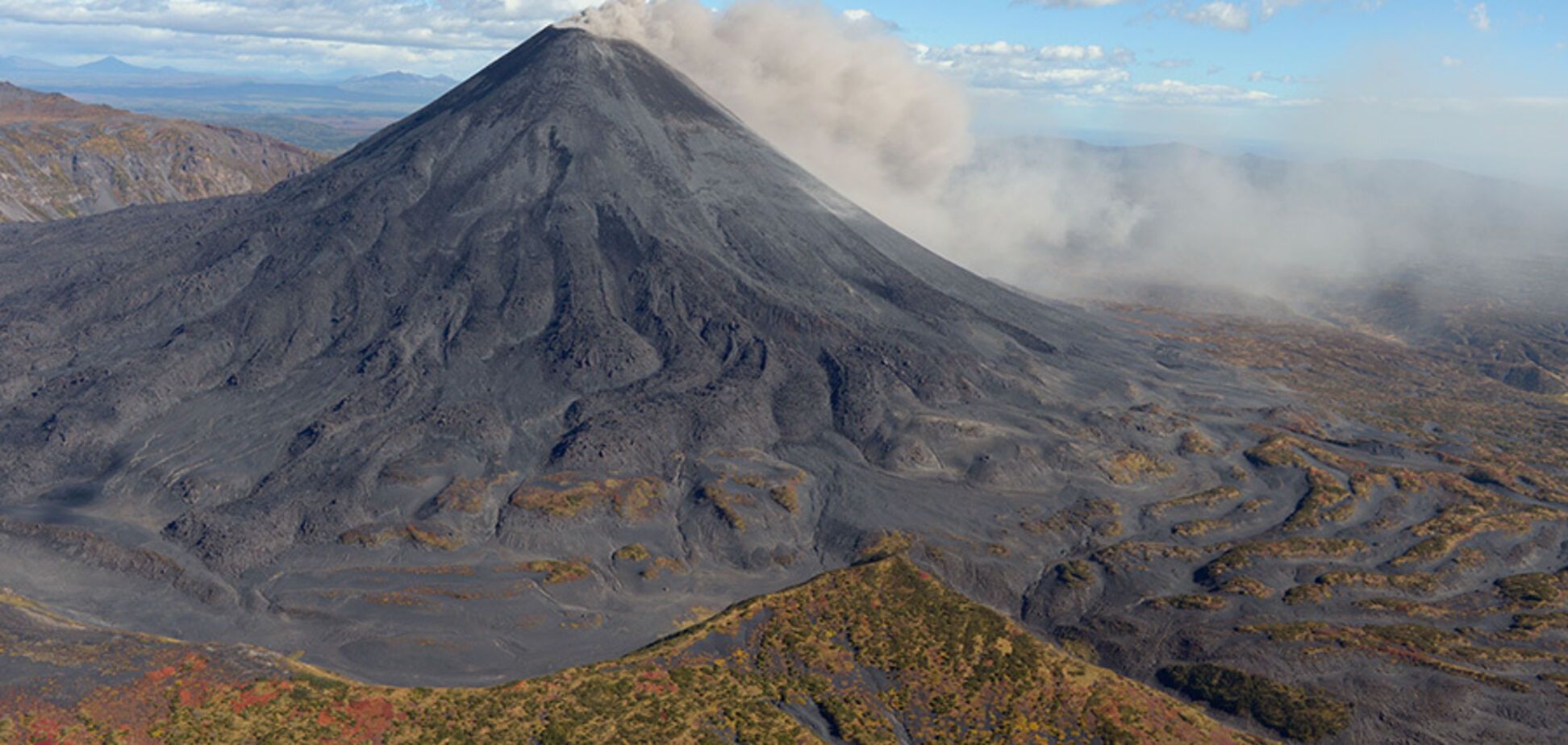Извергается 23 года: в России еще один вулкан выбросил километры пепла