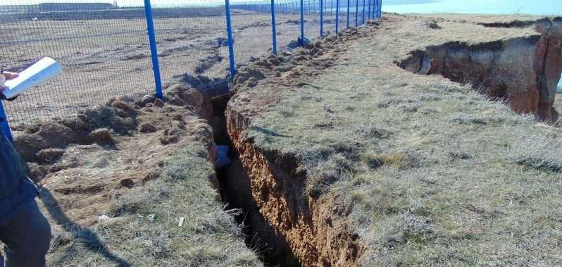 'Кусок аэропорта отпал': сеть высмеяла новое ЧП в Крыму