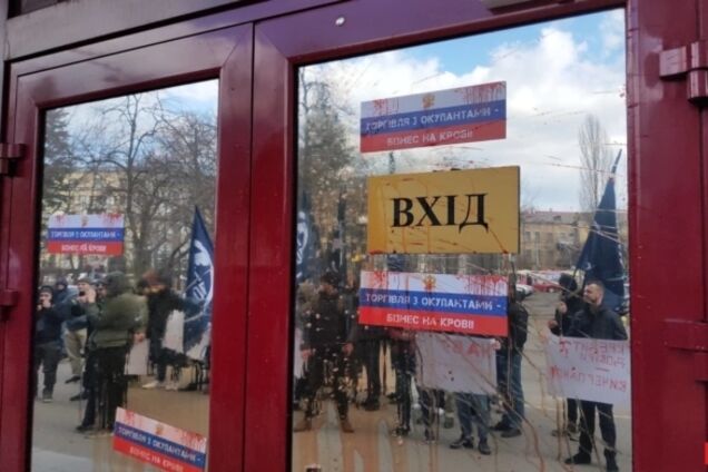 'Сколько стоит жизнь?!' В Киеве облили кровью НАБУ и выдвинули ультиматум. Фото