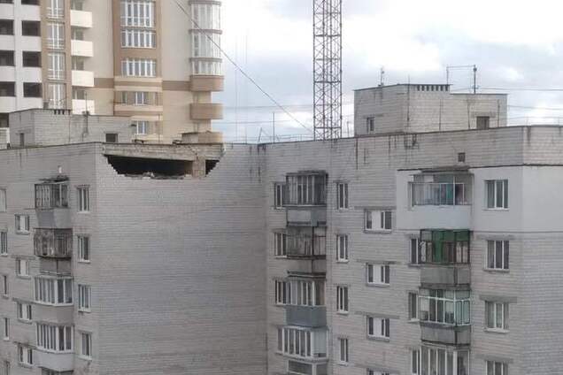 ''Так у нас строят!'' Под Киевом из-за урагана обвалилась стена многоэтажки
