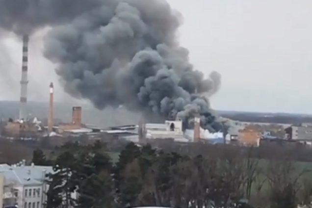 В Краснодаре вспыхнул масштабный пожар на складе с бумагой: первые фото и видео 