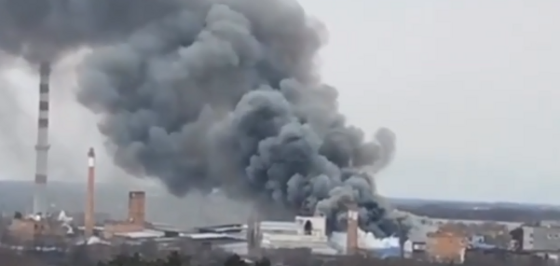 У Краснодарі спалахнула масштабна пожежа на складі з папером: перші фото і відео