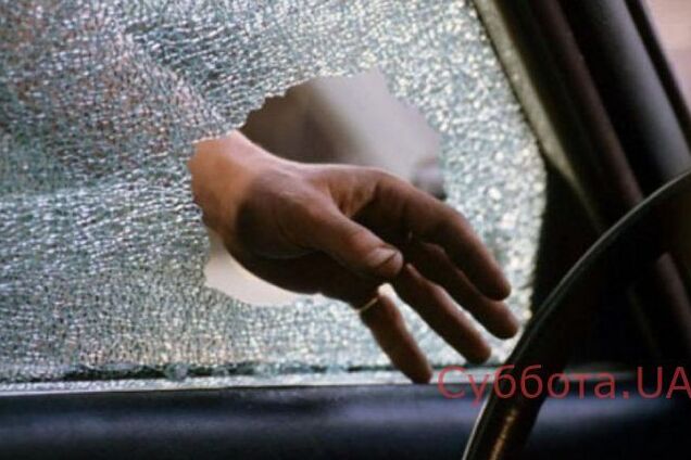 В Запорожье обворовали припаркованное авто 