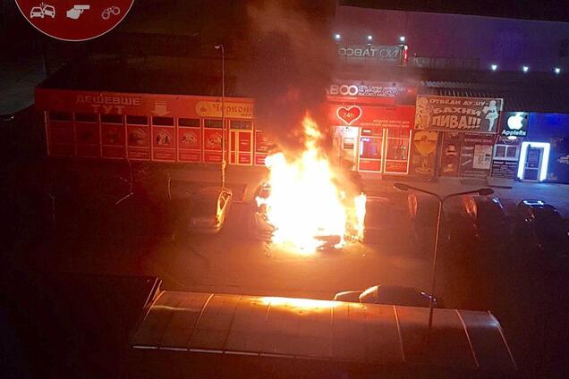 У Києві рвонуло припарковане біля будинку авто: фото і відео НП