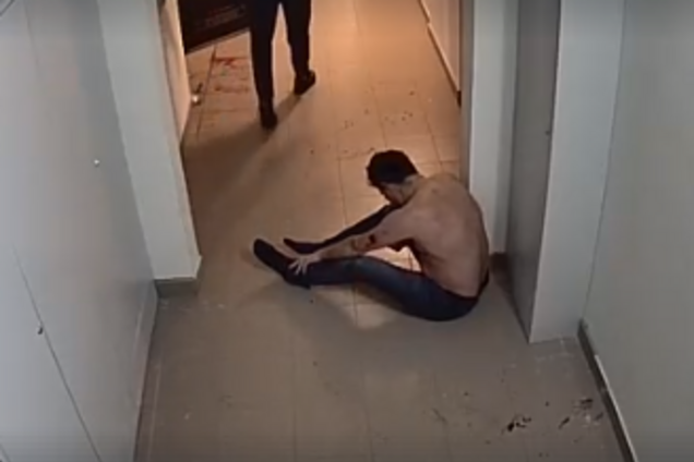 Зі слабкими нервами не дивитися: у Києві молодий батько по-звірячому побив сусіда через гучну музику. Відео 18+