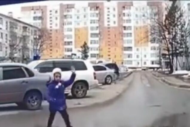 Бросаются под колеса: в Киеве детей застали за опасным развлечением