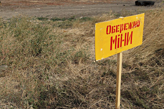 На Донбасі підірвався автомобіль з українськими військовими